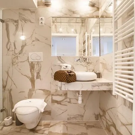 Jacuzzi Opera Apartment