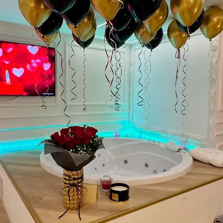 Jacuzzi Opera Apartment